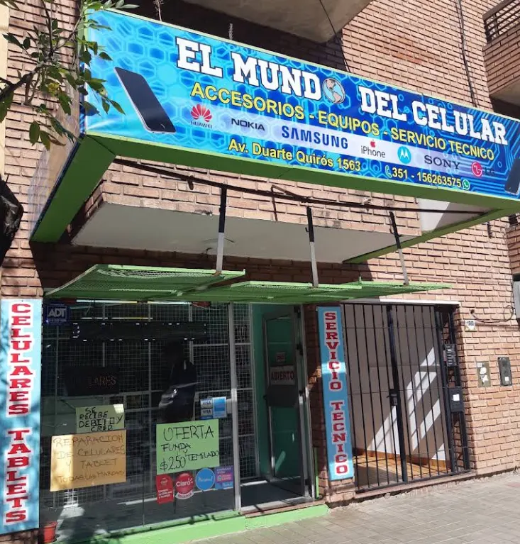 Frente del local El Mundo del Celular: cartel azul sobre un alero verde, en Av. Duarte Quirós 1563, Córdoba.